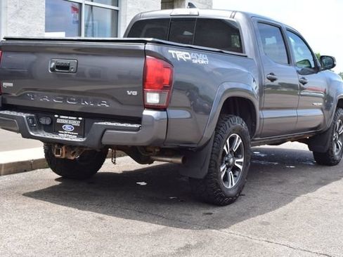 Used 2018 Toyota Tacoma SR5 AWD/4WD image 17