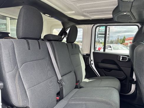 Used 2024 Jeep Wrangler Unlimited Sahara w/ Technology Group AWD/4WD image 19