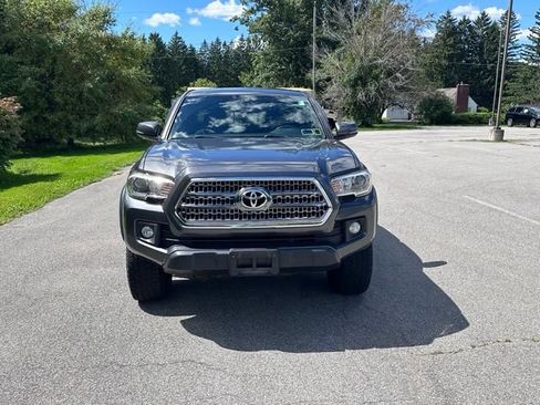 Used 2017 Toyota Tacoma TRD Off-Road w/ Premium & Technology Package AWD/4WD image 8