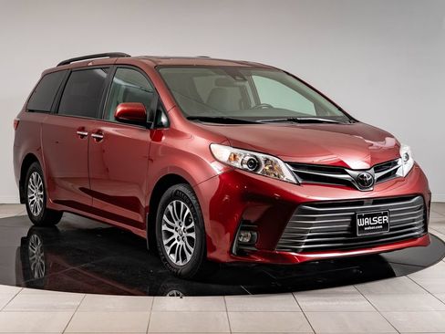 Used 2020 Toyota Sienna XLE FWD image 12