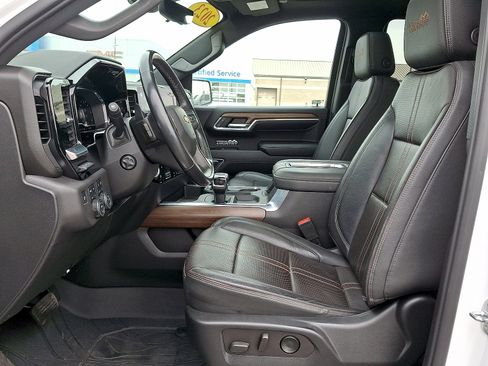 Used 2022 Chevrolet Silverado 1500 High Country w/ High Country Premium Package AWD/4WD image 3