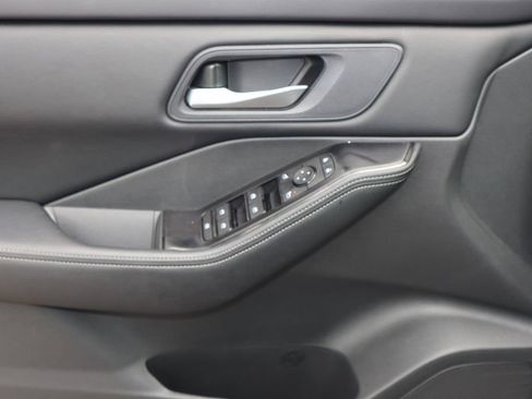 Certified 2025 Nissan Rogue SV AWD/4WD image 17