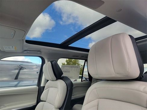 New 2025 Lincoln Navigator Reserve image 4