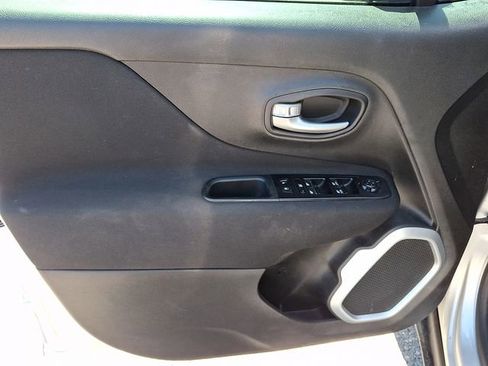 Used 2021 Jeep Renegade Latitude FWD image 9