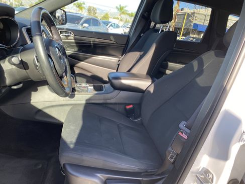 Used 2017 Jeep Grand Cherokee Laredo image 9