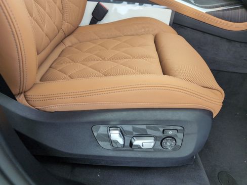 Used 2026 BMW X7 xDrive40i w/ Premium Package image 31