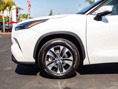 Used 2025 Toyota Highlander XLE FWD image 5