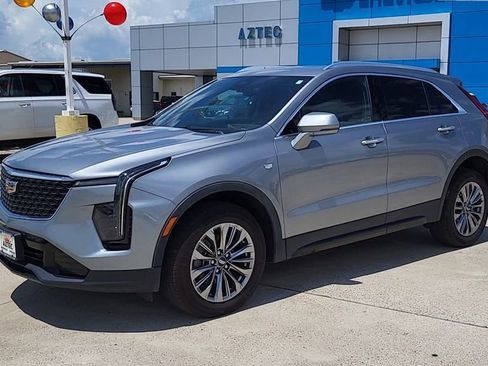 Used 2024 Cadillac XT4 Premium Luxury image 2