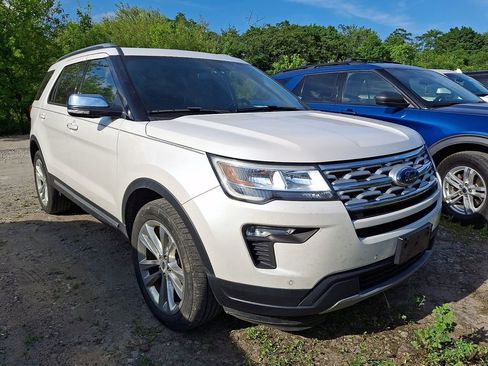 Used 2019 Ford Explorer XLT w/ Equipment Group 202A AWD/4WD image 3