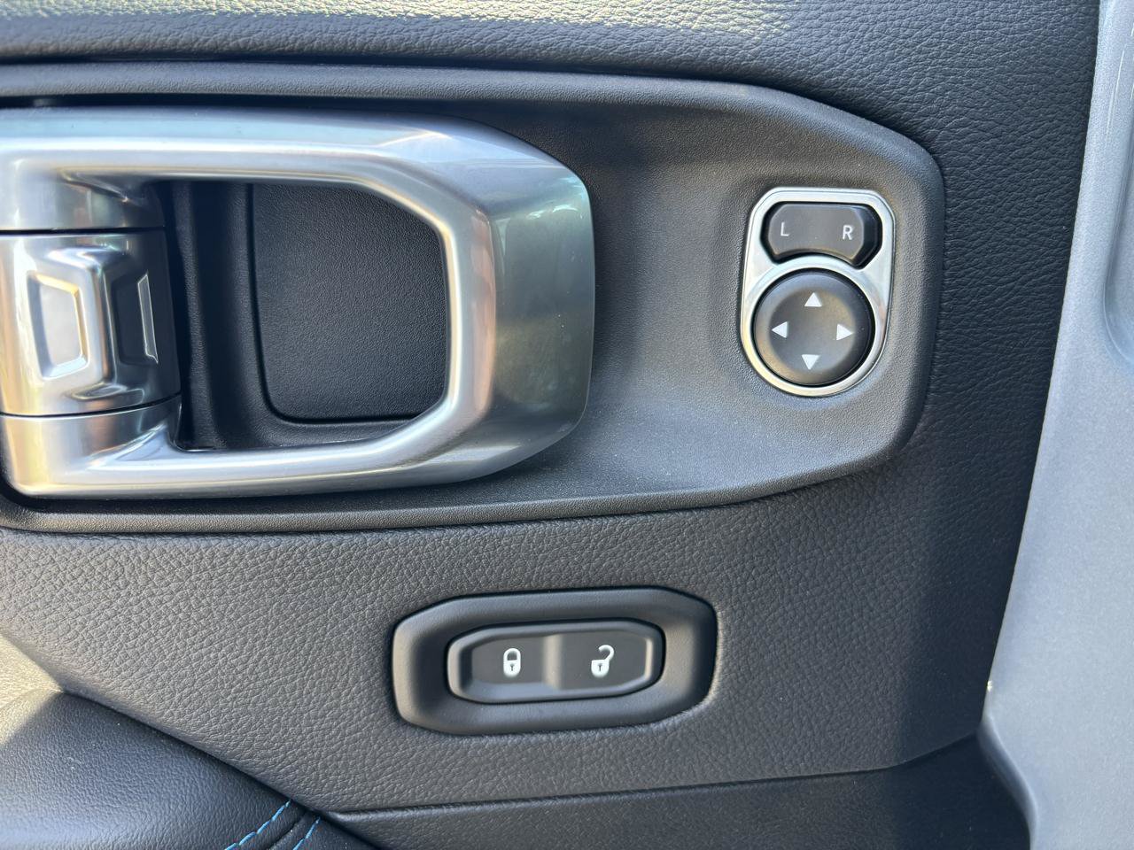 Used 2024 Jeep Wrangler Unlimited Rubicon 4xe AWD/4WD image 15