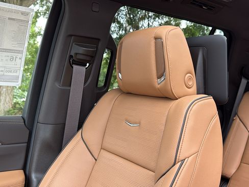 New 2026 Cadillac Escalade Luxury w/ LPO, Radiant Package AWD/4WD image 24