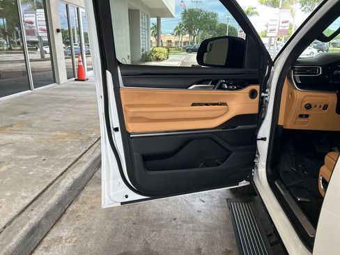 Used 2025 Jeep Grand Wagoneer L Series III w/ Rear Seat Video Group 1 AWD/4WD image 62