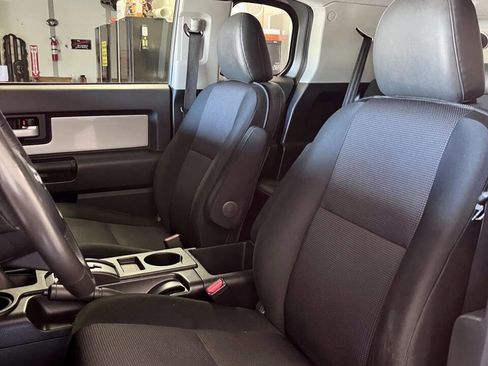 Used 2010 Toyota FJ Cruiser Base 4x4 4dr SUV 5A image 16