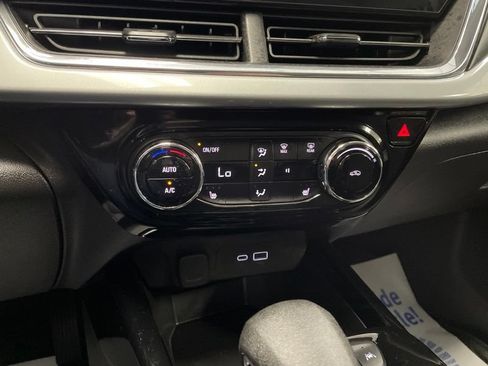 Used 2025 Chevrolet Trax LT w/ LT Convenience Package FWD image 28