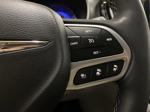 Used 2023 Chrysler Pacifica Touring-L image 59