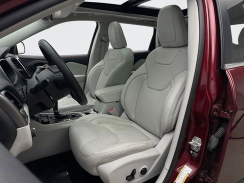 Used 2021 Jeep Cherokee Limited image 11