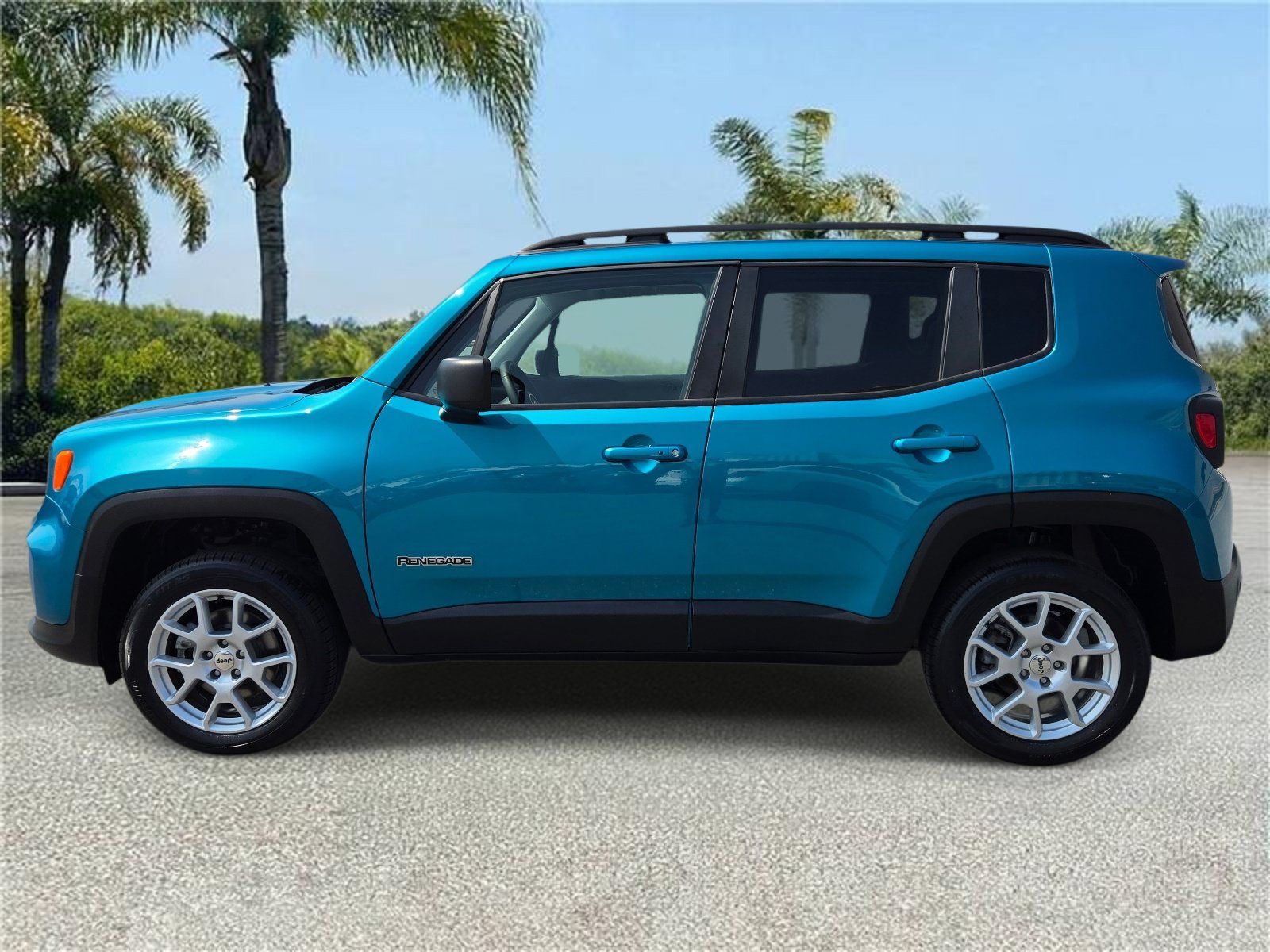 Used 2022 Jeep Renegade Latitude AWD/4WD image 2