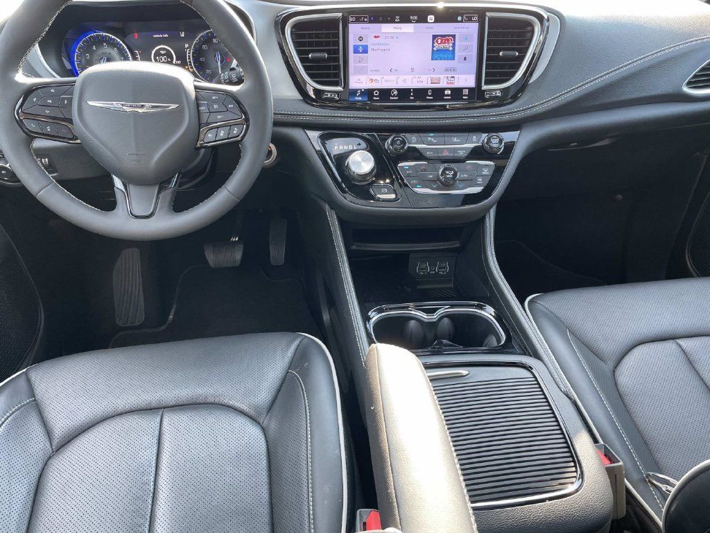 Used 2025 Chrysler Pacifica Limited FWD image 9