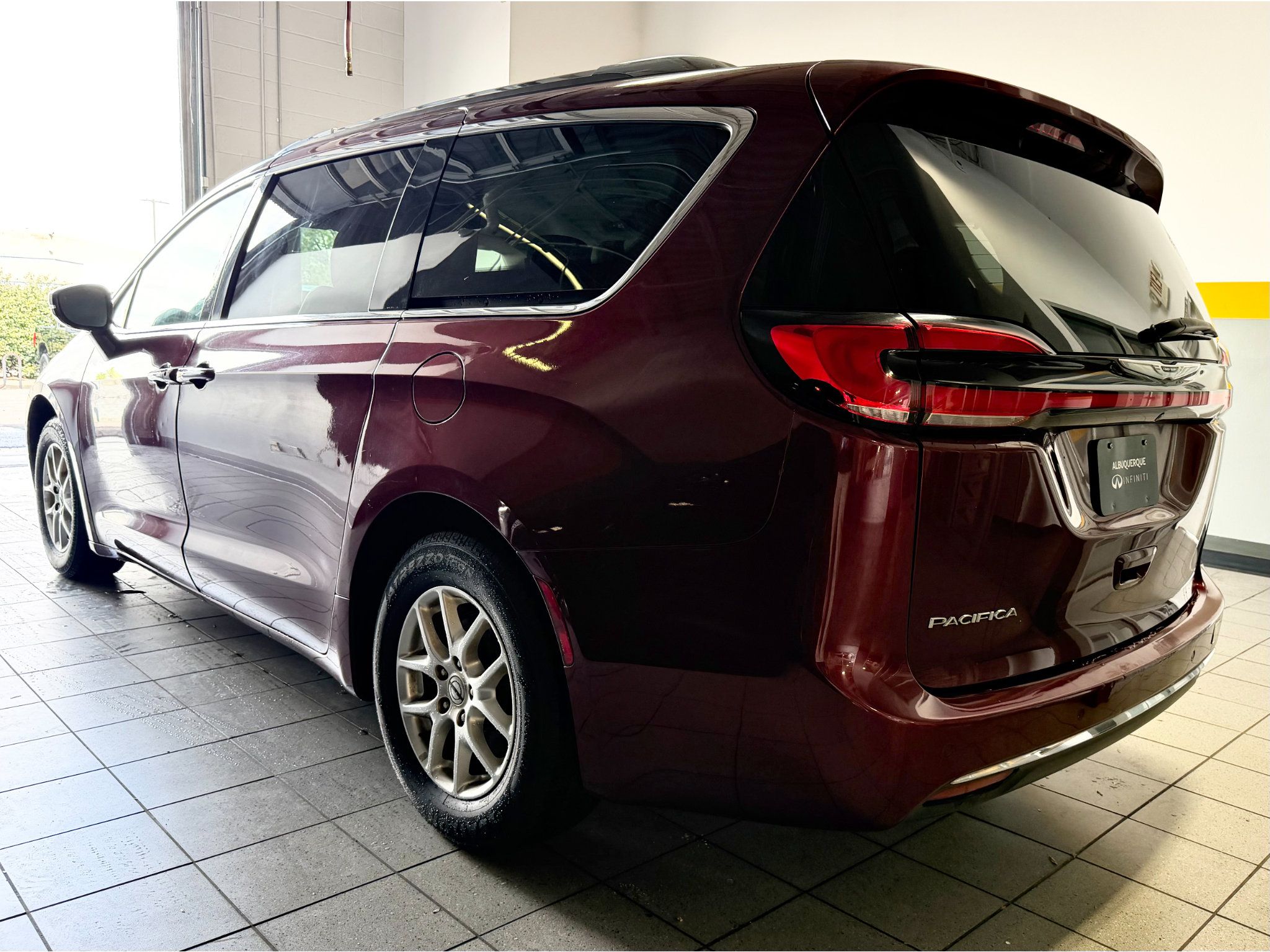 Used 2021 Chrysler Pacifica Touring-L FWD image 9