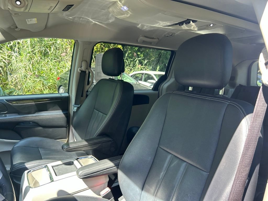 Used 2013 Chrysler Town & Country Touring FWD image 10