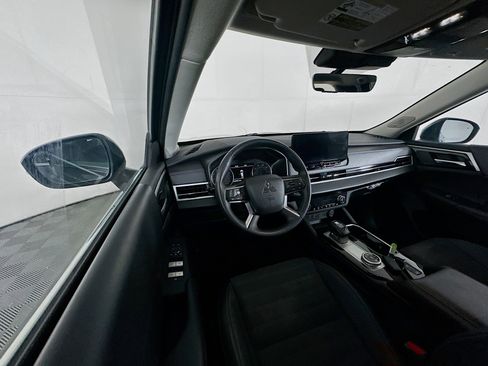 Used 2025 Mitsubishi Outlander SE image 18