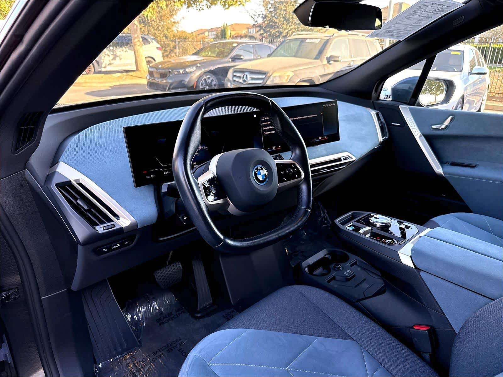 Used 2023 BMW iX xDrive50 w/ Sport Package AWD/4WD image 17