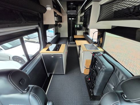 Used 2025 Mercedes-Benz Sprinter 2500 image 31