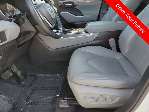 Used 2022 Toyota Highlander Limited FWD image 19