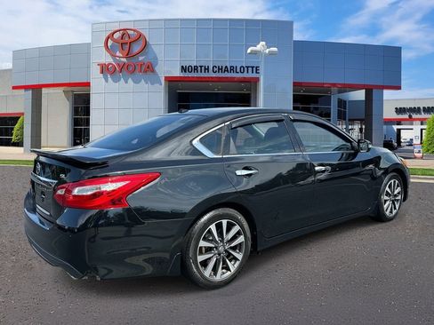 Used 2017 Nissan Altima 2.5 SL w/ Moonroof Package FWD image 7