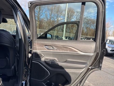 Used 2022 Jeep Grand Cherokee Limited image 32