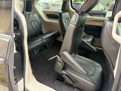 Used 2023 Chrysler Pacifica Touring-L FWD image 13