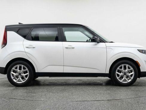 Used 2025 Kia Soul LX w/ LX Technology Package image 11