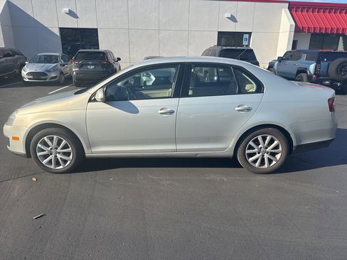 Used 2010 Volkswagen Jetta Limited Edition image 6