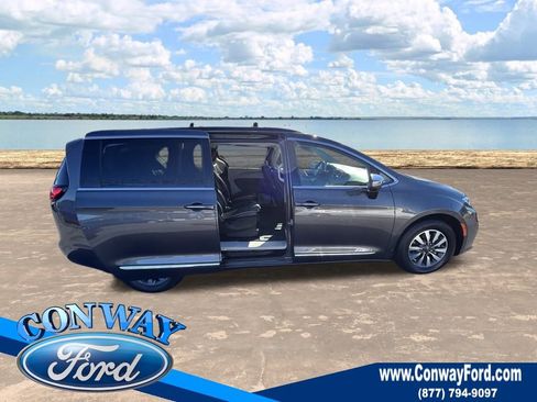 Used 2022 Chrysler Pacifica Limited w/ Uconnect Theater Family Group image 22