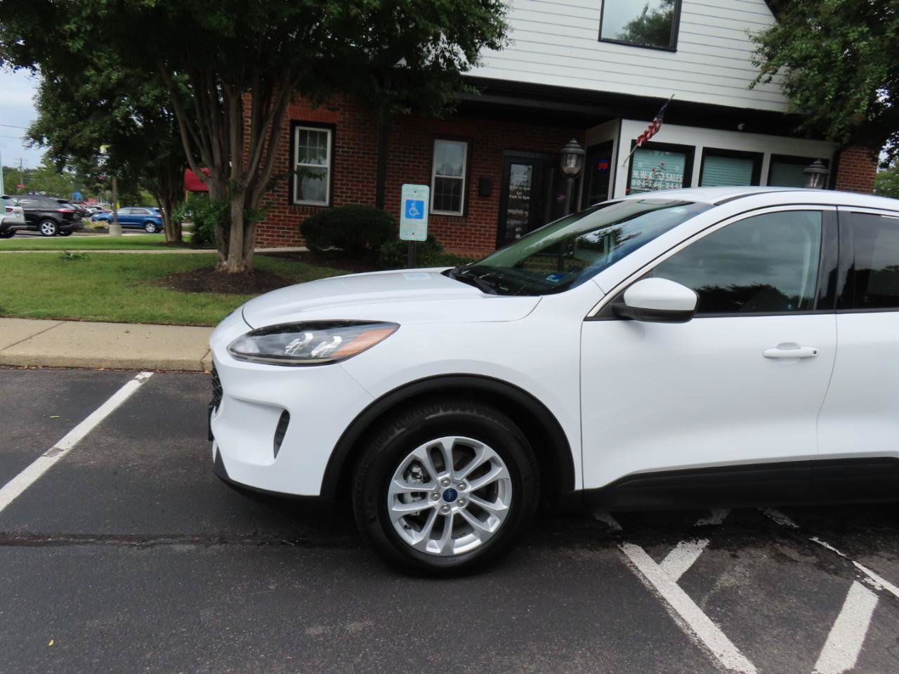 Used 2020 Ford Escape SE FWD image 2