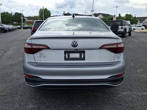 Certified 2023 Volkswagen Jetta SE w/ Panoramic Sunroof Package FWD image 7