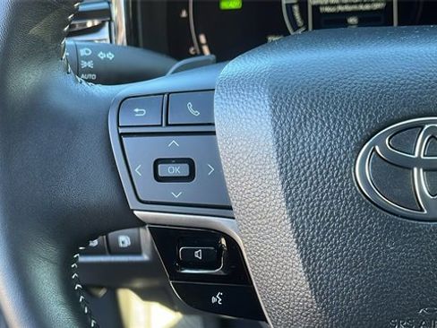 Used 2025 Toyota Camry SE image 11