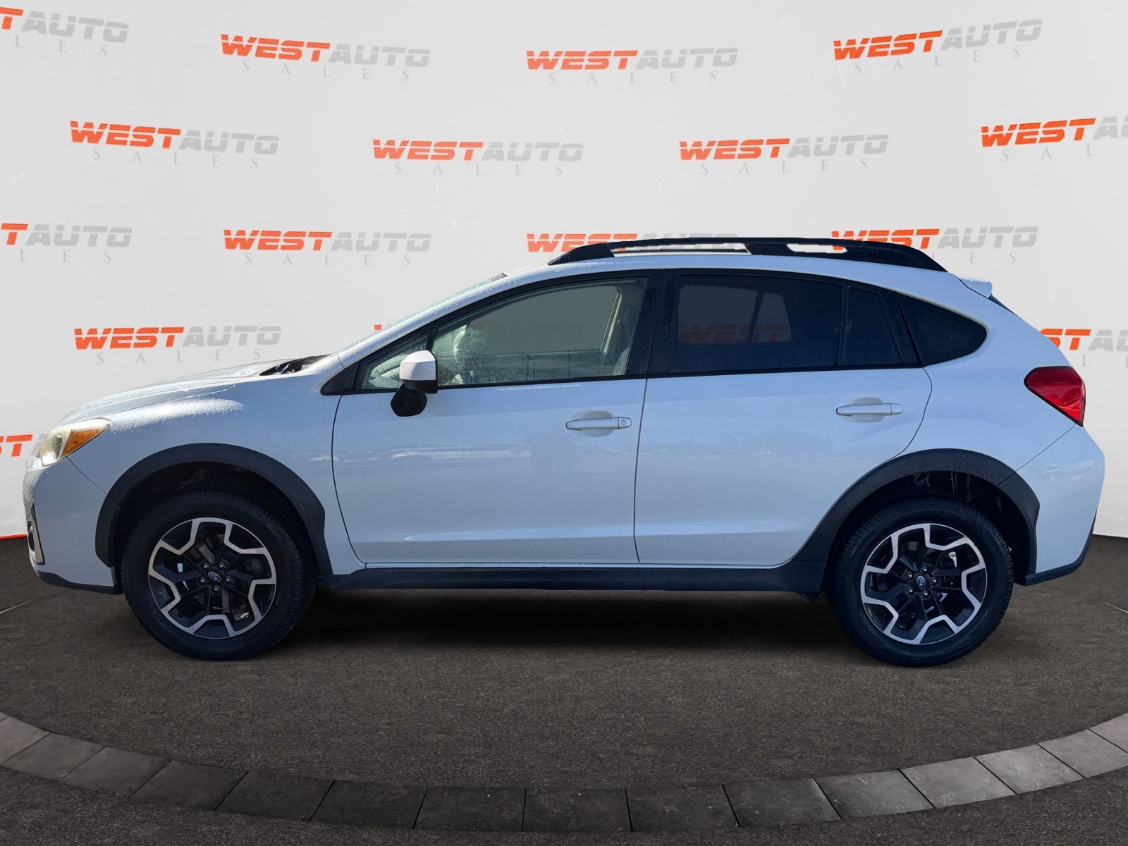 Used 2017 Subaru Crosstrek 2.0i Premium AWD/4WD image 2