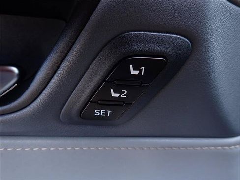 Used 2024 Toyota Venza XLE AWD/4WD image 16