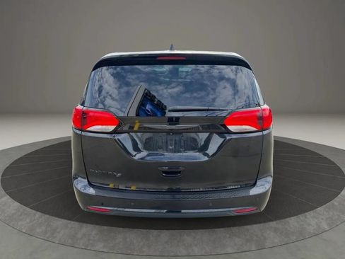 Used 2019 Chrysler Pacifica Touring Plus w/ S Appearance Package FWD image 6