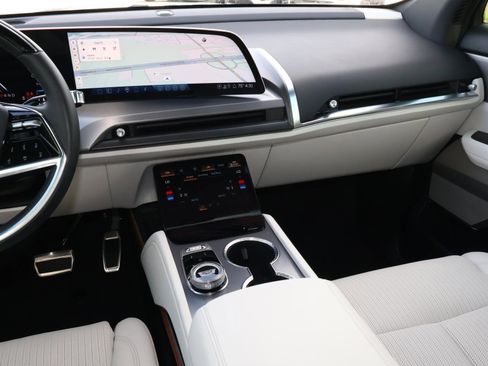 Used 2026 Cadillac Vistiq Luxury image 11