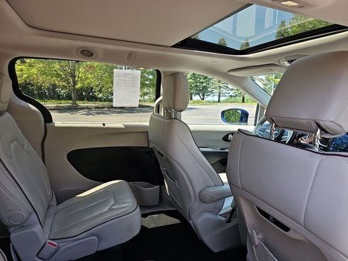 Used 2017 Chrysler Pacifica Limited w/ Advanced Safetytec Group FWD image 16