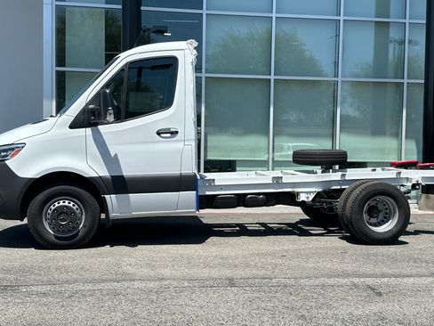 New 2024 Mercedes-Benz Sprinter 4500 image 3