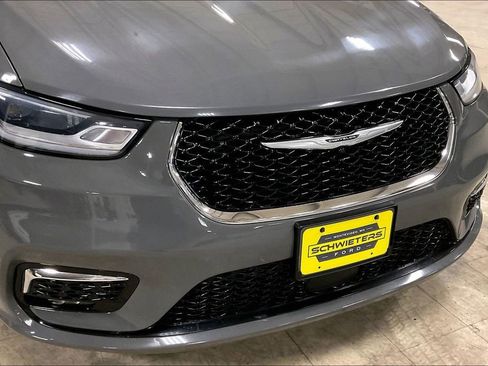 Used 2023 Chrysler Pacifica Limited image 30