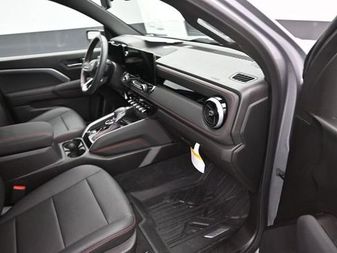 Used 2025 Chevrolet Colorado Z71 w/ Technology Package AWD/4WD image 9