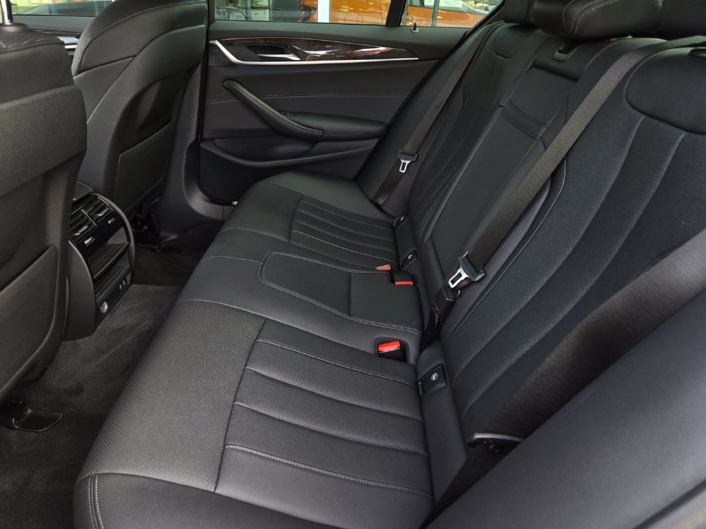 Used 2021 BMW 530e w/ M Sport Package RWD image 13