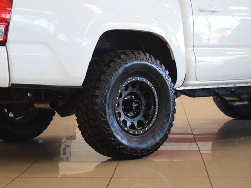 Used 2017 Toyota Tacoma SR AWD/4WD image 39