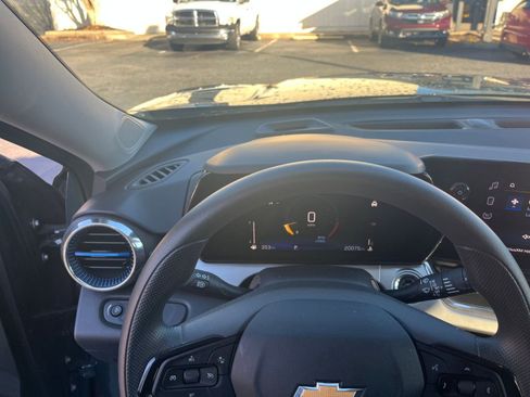 Used 2025 Chevrolet Trax LT image 28