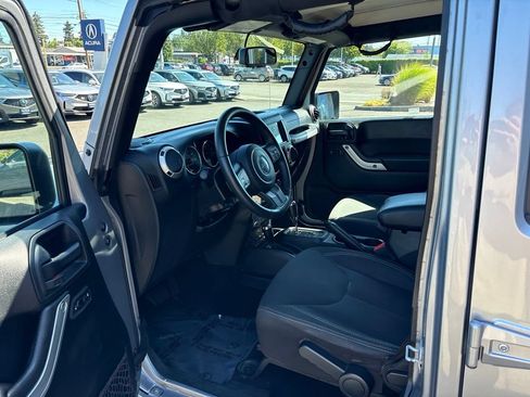 Used 2018 Jeep Wrangler Unlimited Sahara AWD/4WD image 13