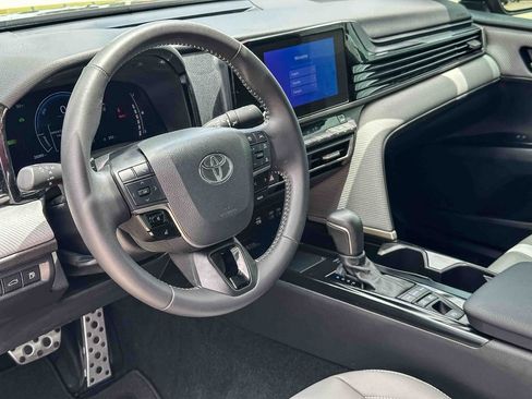 Used 2025 Toyota Camry SE w/ Convenience Package FWD image 12